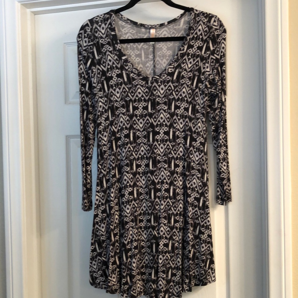 Black & White Geometric Design Tunic EUC